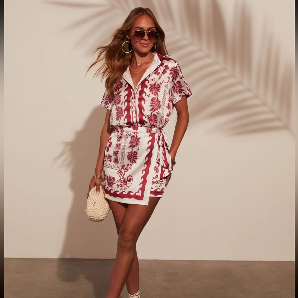 ✨VICI ‘Fiesta del Sol Printed Satin Short Sleeve Blouse’ in White/Rust✨
